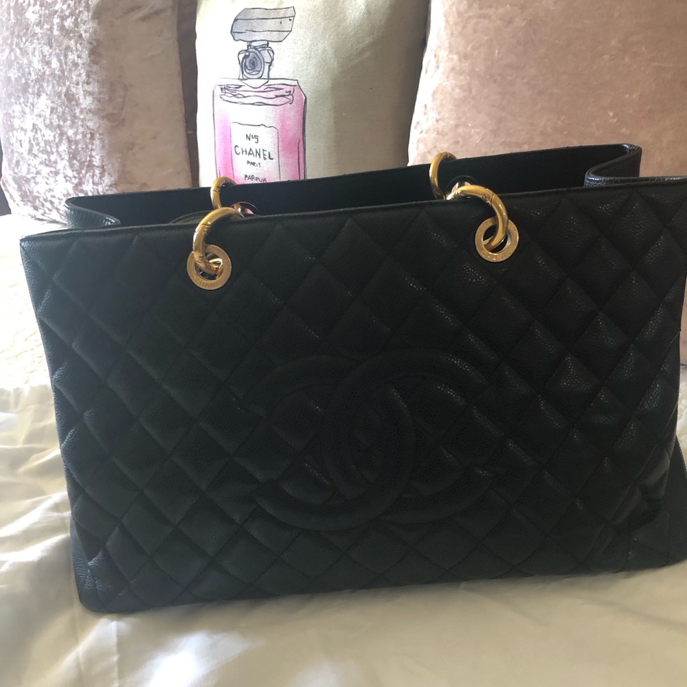 Beautiful Vintage CHANEL 🖤🤍 Tote